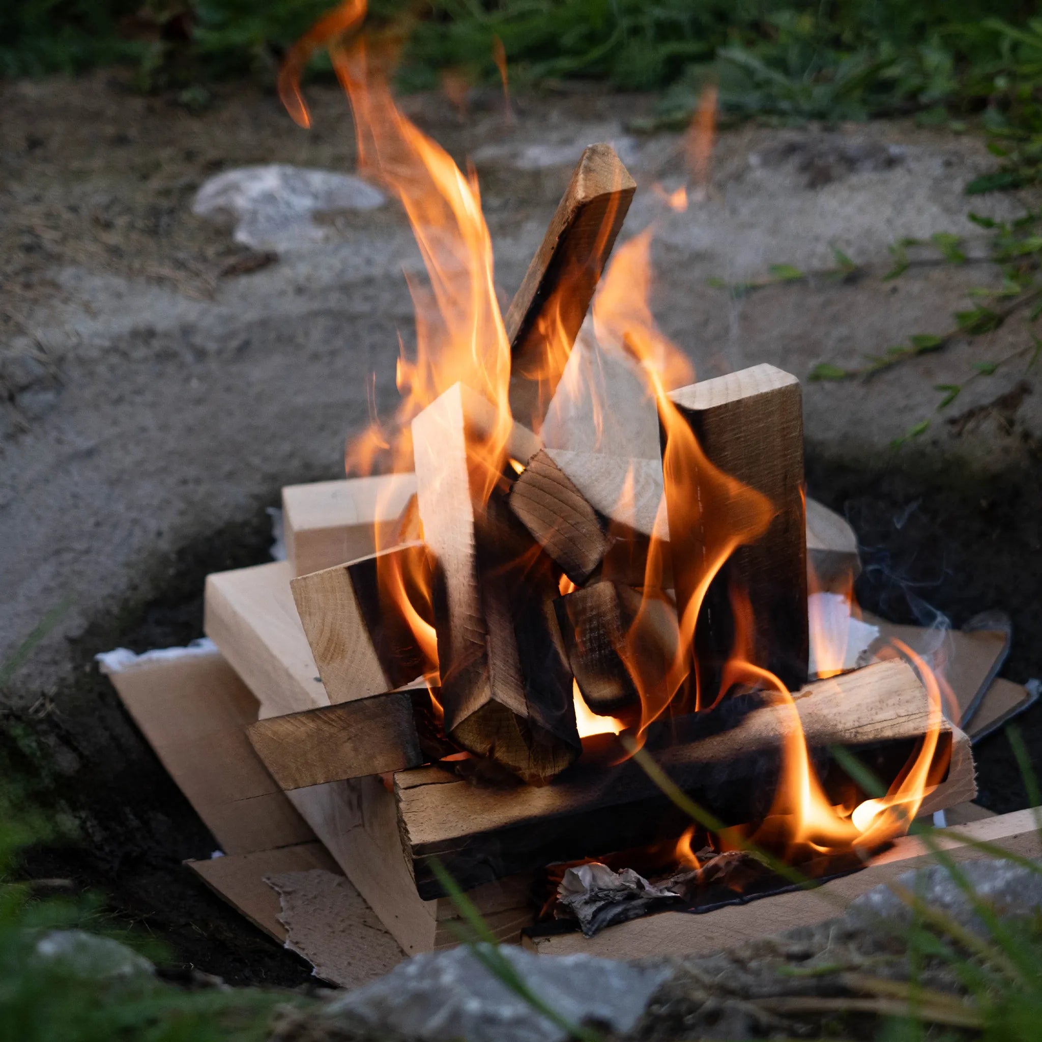 Bukové palivové drevo Flameup – 150 kg (3 × 50 kg) – polená s dĺžkou 25 cm – vhodné pre kachle, krby, vonkajšie ohniská a grily
